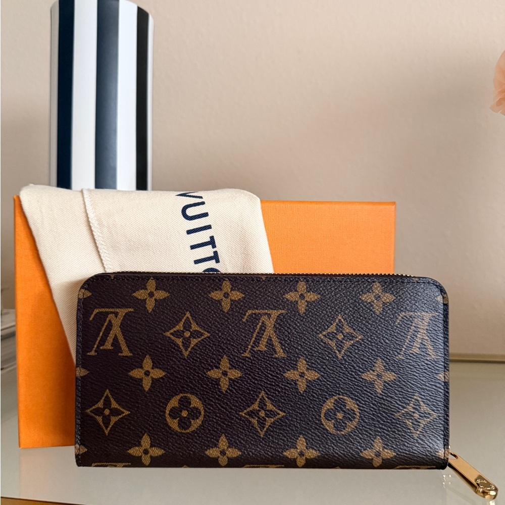 Louis Vuitton Zippy Wallet - Picture 2 of 8